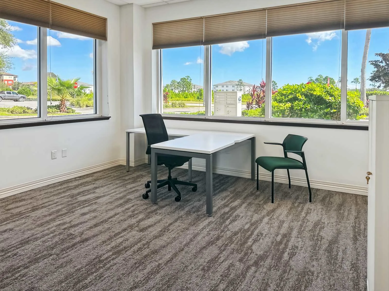 Regus FL, Daytona Beach - Concierge Blvd, Private office, 1 desk, Daytona Beach, FL