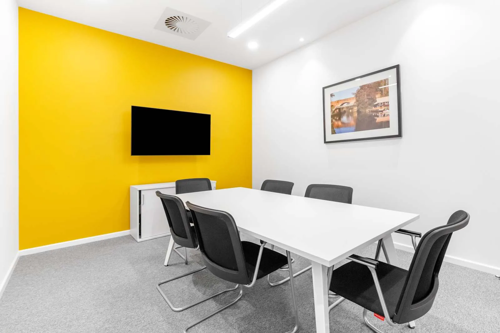 Regus GUILDFORD, Business Park Bldg 2, Meeting room for 6 people, Guildford
