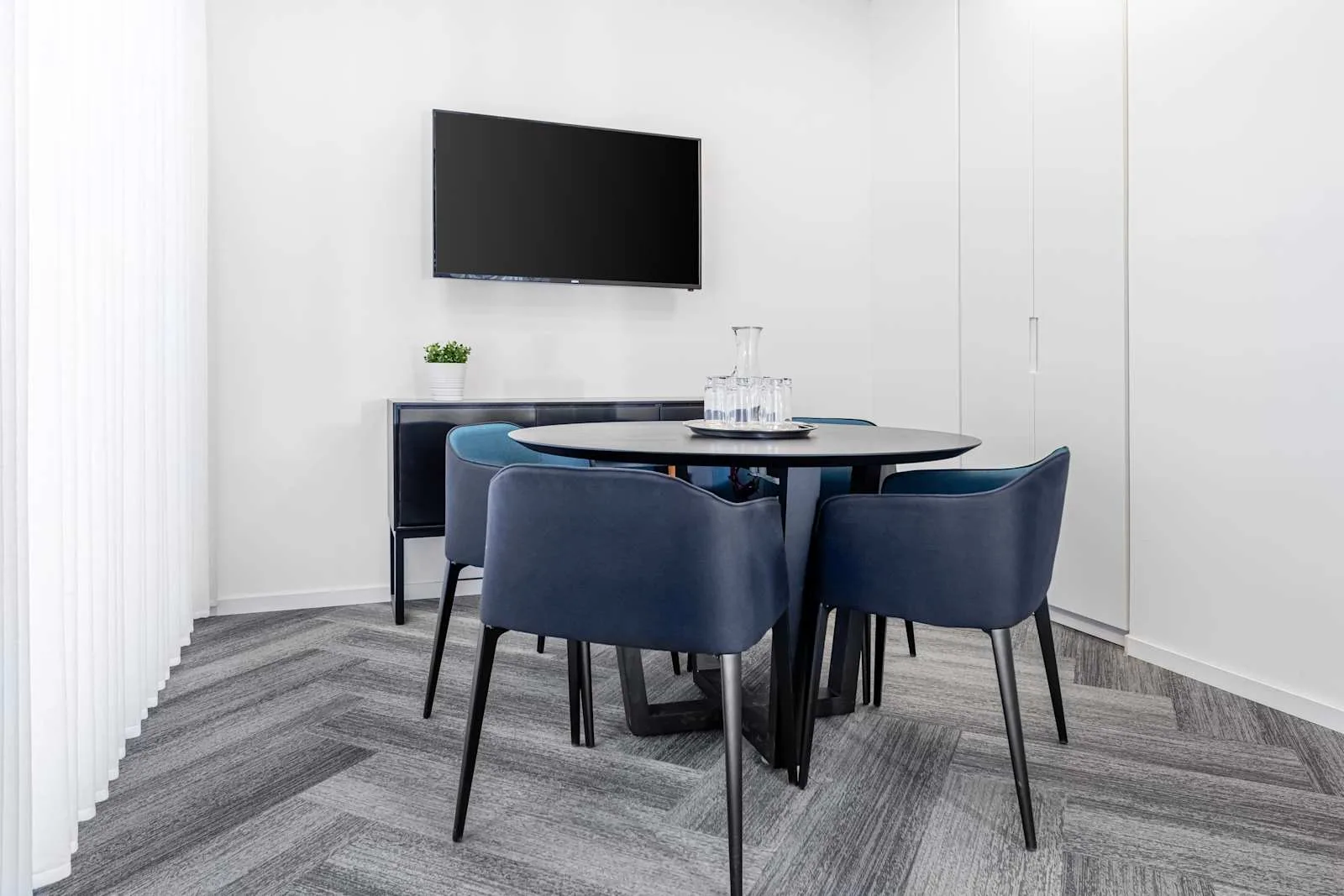 Regus HAIFA, Pal- Yam Business Centre LTD, Meeting room for 4 people, Haifa