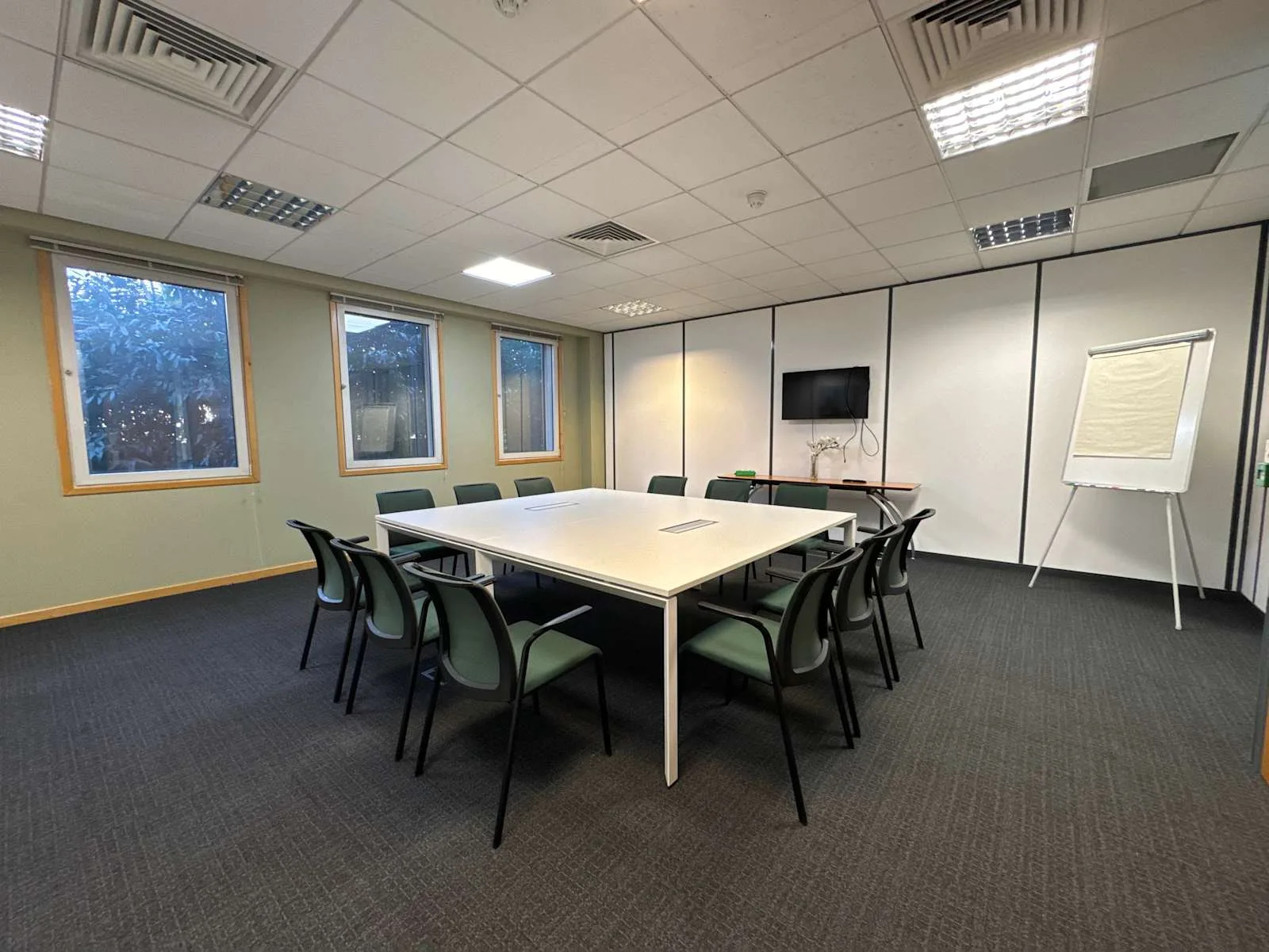 Regus HEATHROW, Bath Road, Salle de réunion 12 personnes, Hayes