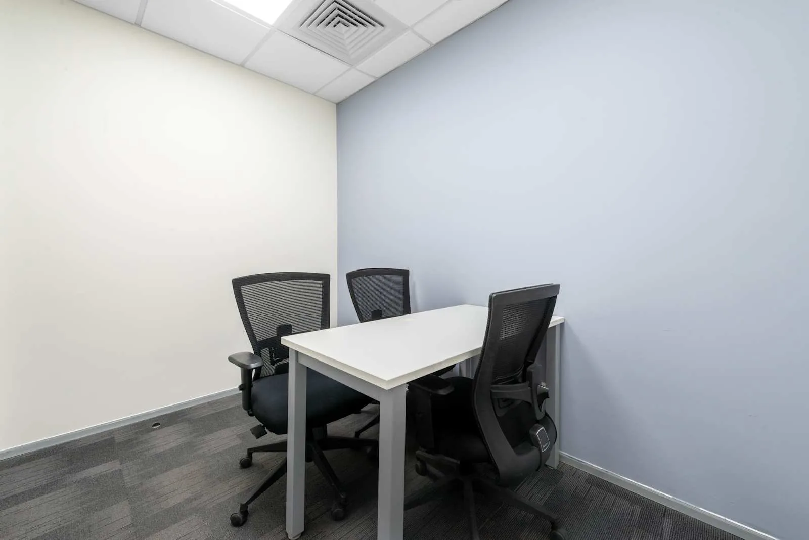 Regus HYDERABAD, Manjeera Trinity, 3 लोगों के लिए बैठक कक्ष, हैदराबाद