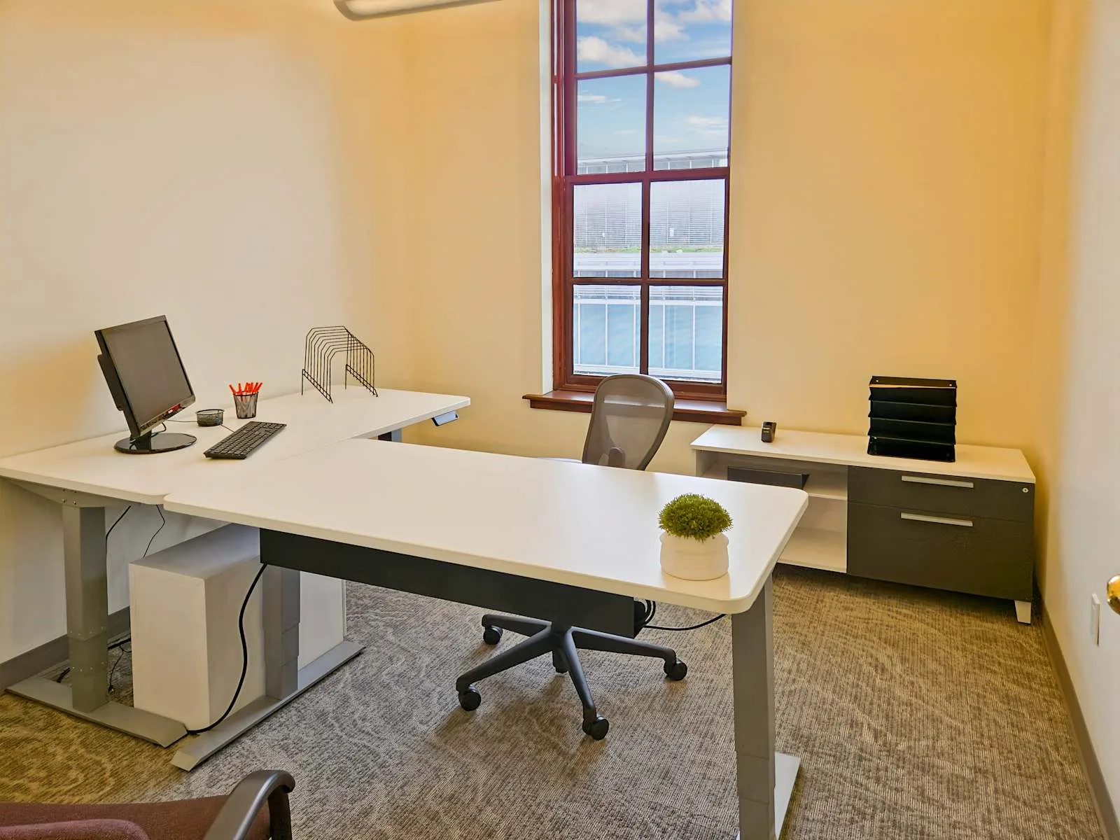 Regus IA, Davenport - Harrison St, Private office, 1 desk, Davenport, IA