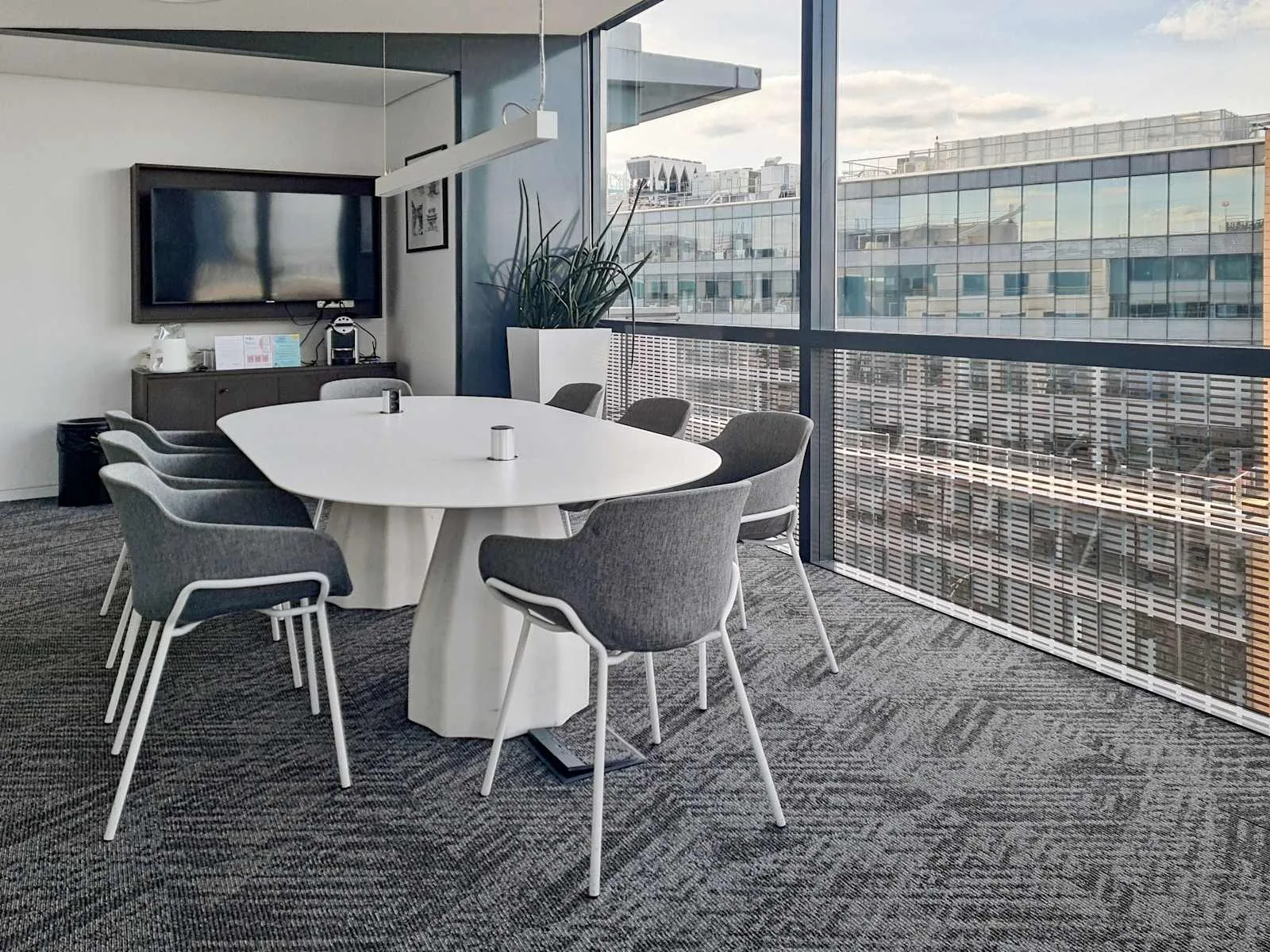 Regus Issy les Moulineaux, Camille Desmoulins, Meeting room for 8 people, Issy-les-Moulineaux