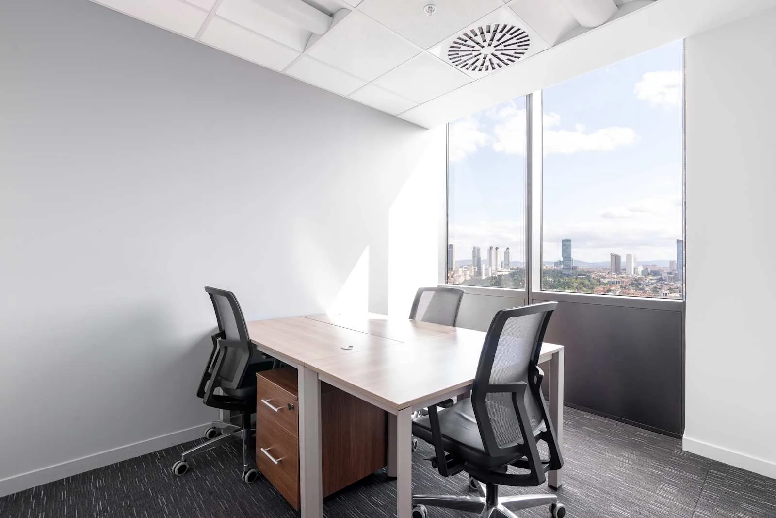 Regus ISTANBUL, Trump Towers-TRY, 4 çalışma istasyonlu özel ofis, İstanbul