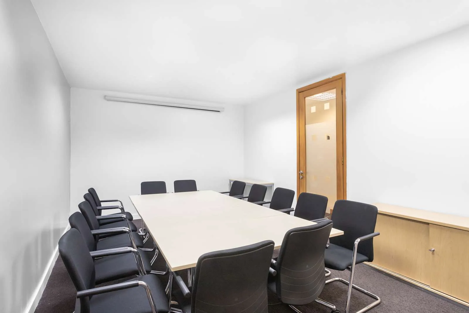 Regus Kampala, Regus Course View Towers, Meeting room for 14 people, Kampala