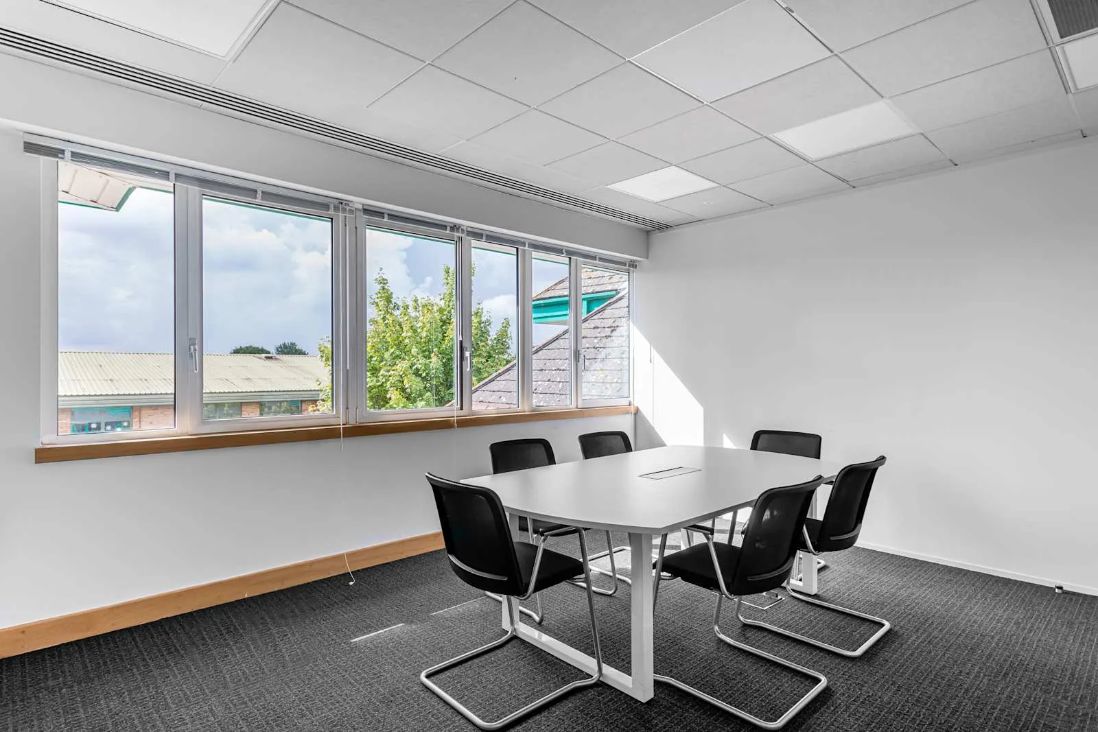 Regus LEATHERHEAD, Kingston Road, Salle de réunion 6 personnes, Leatherhead