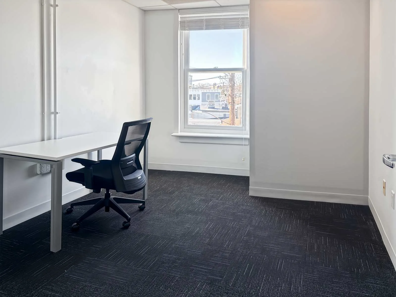 Regus MA, Somerville - Somerville Theatre, Private office, 1 desk, Somerville, MA