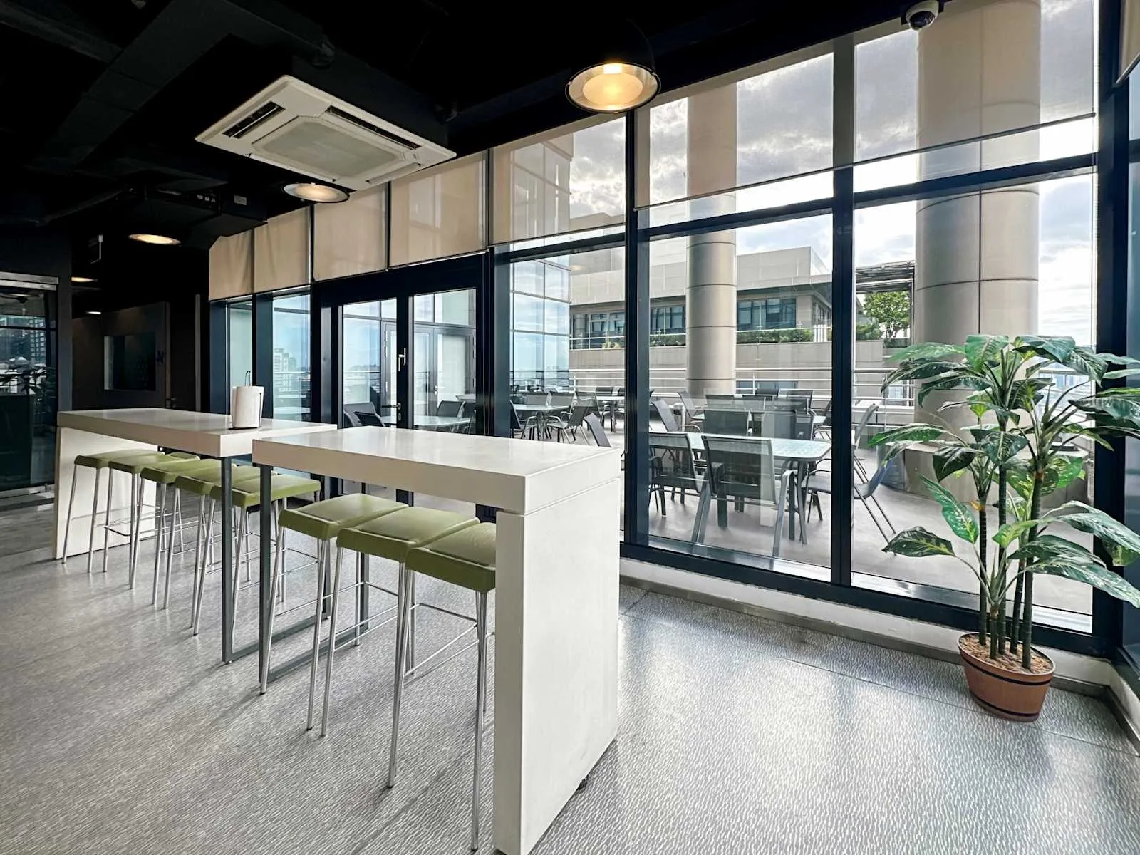 Regus MANILA, Eco Tower - Bonifacio Global City、自助餐厅、马尼拉