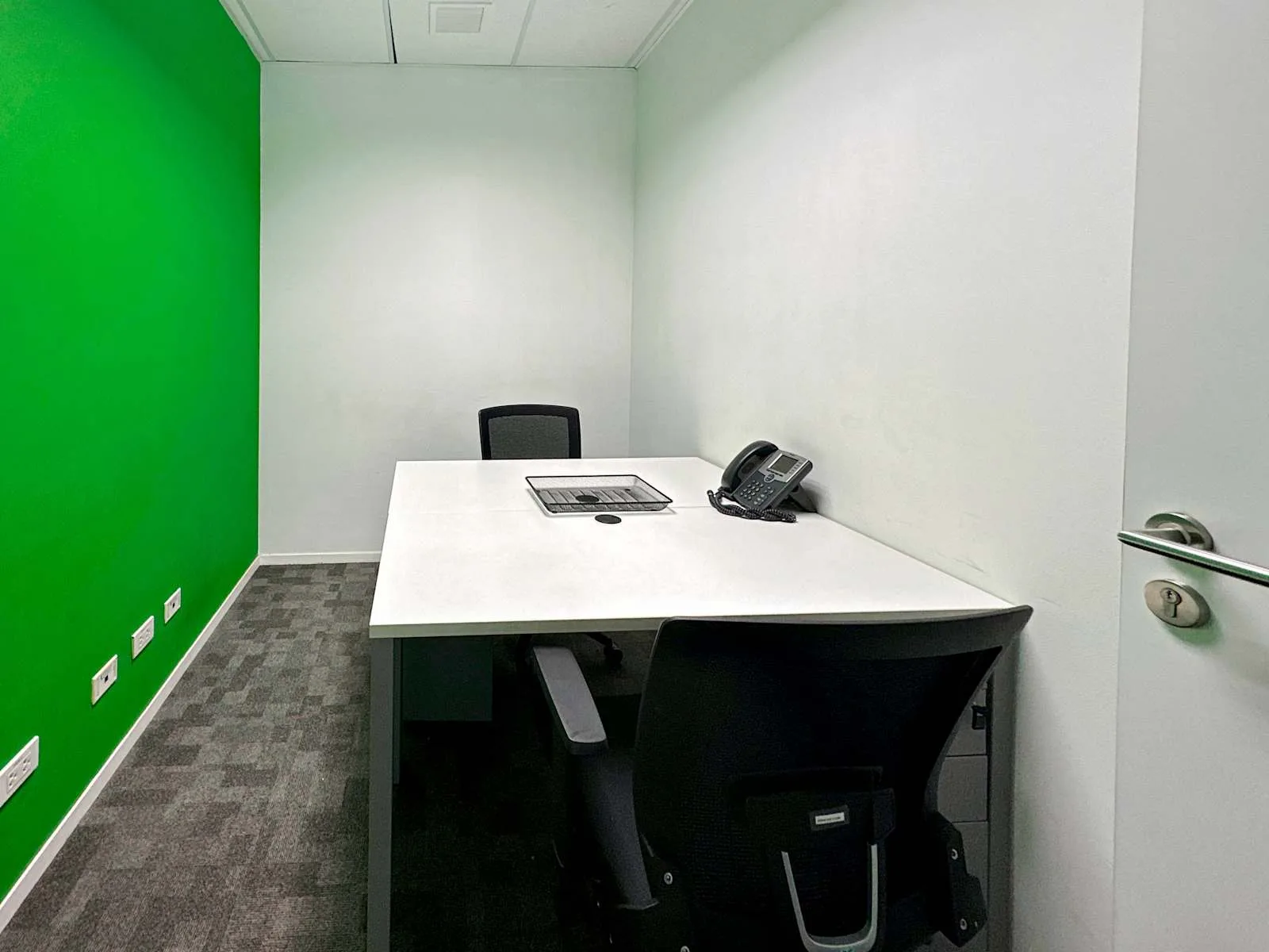 Regus MANILA, Gateway Tower - Quezon City、2个工位的独立办公室、奎松市