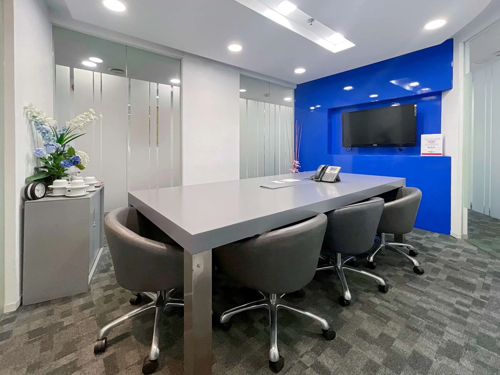 Regus MANILA, Times Plaza, Meeting room for 6 people, Manila