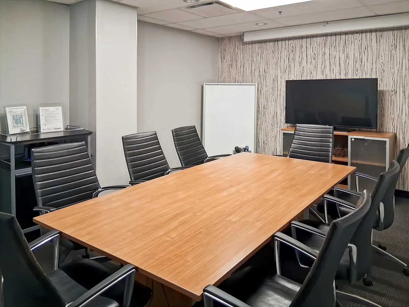 Regus MB, Winnipeg - St. Mary, Meeting room for 8 people, Winnipeg, MB