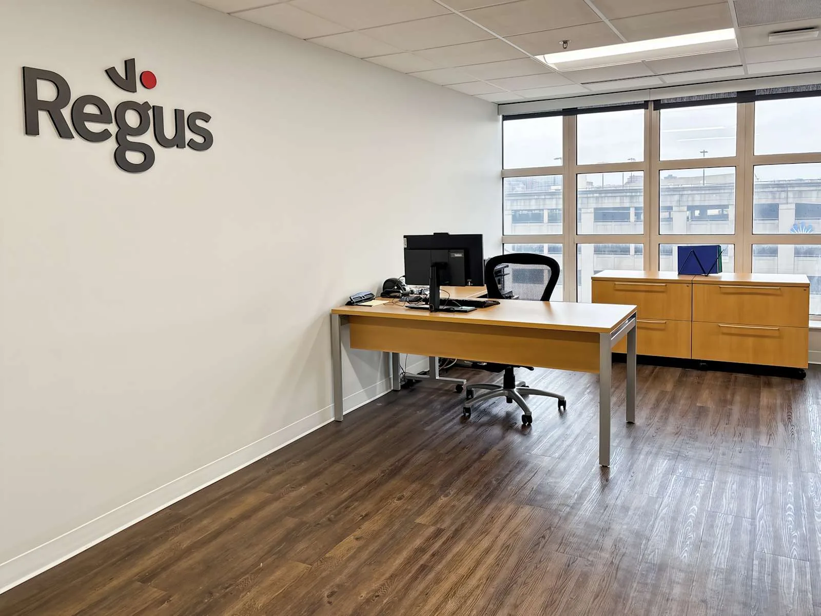 Regus MD, Baltimore - East Pratt, Private office, 1 desk, Baltimore, MD