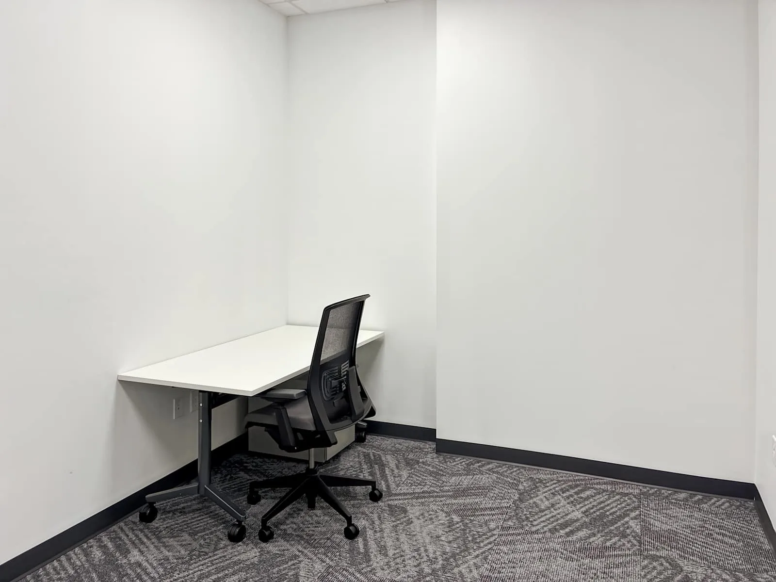 Regus MN, Lakeville - Holyoke Ave, Private office, 1 desk, Lakeville, MN