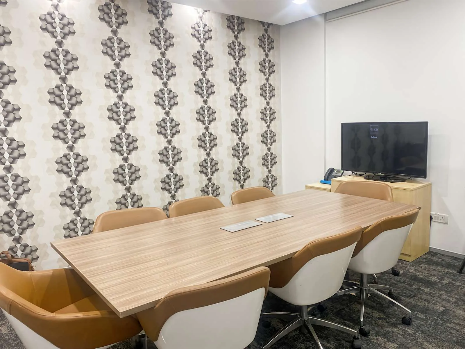 Regus NOIDA, Sec 62 – Green Boulevard, Meeting room for 8 people, Noida