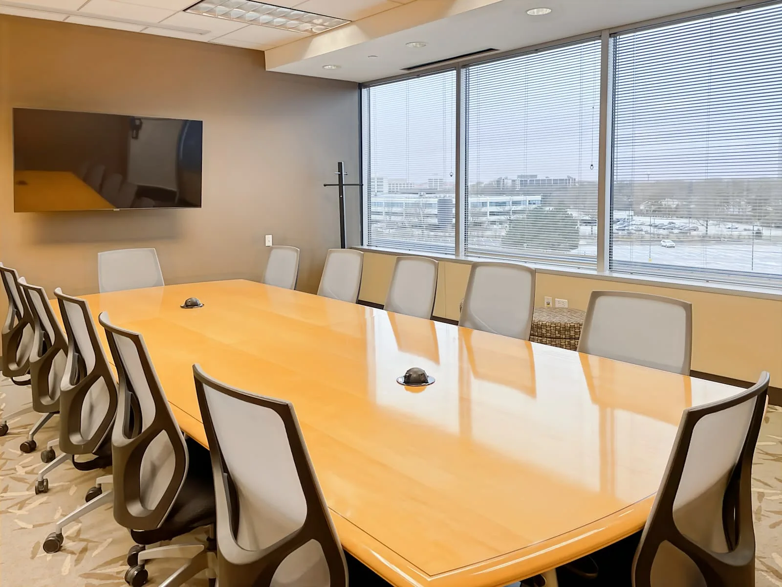 Regus IL, Oak Brook - Oak Brook Pointe, Meeting room for 12 people, Oak Brook, IL
