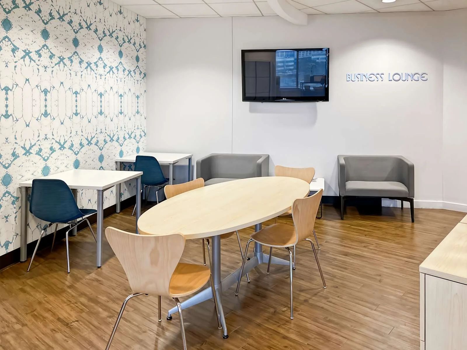 Regus IL, Oak Brook - Oak Brook Pointe, Lounge, Oak Brook, IL