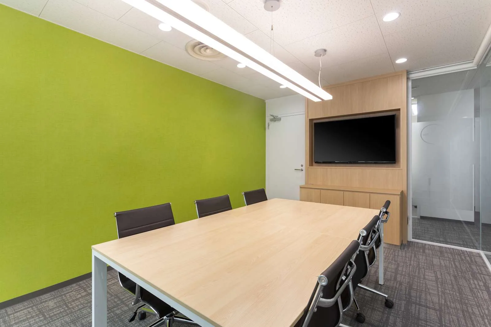 Regus OKINAWA, JR Kyushu Naha Building、会議室（6名）、沖縄