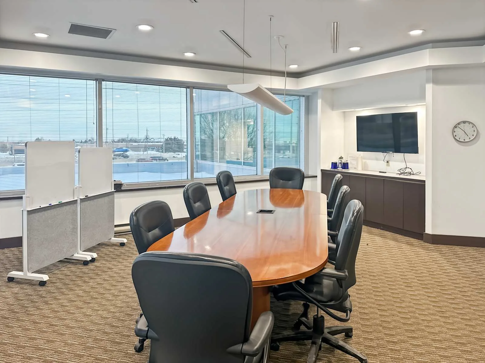 Regus ON, Burlington - North Service Road, Meeting room for 9 people, Burlington, ON