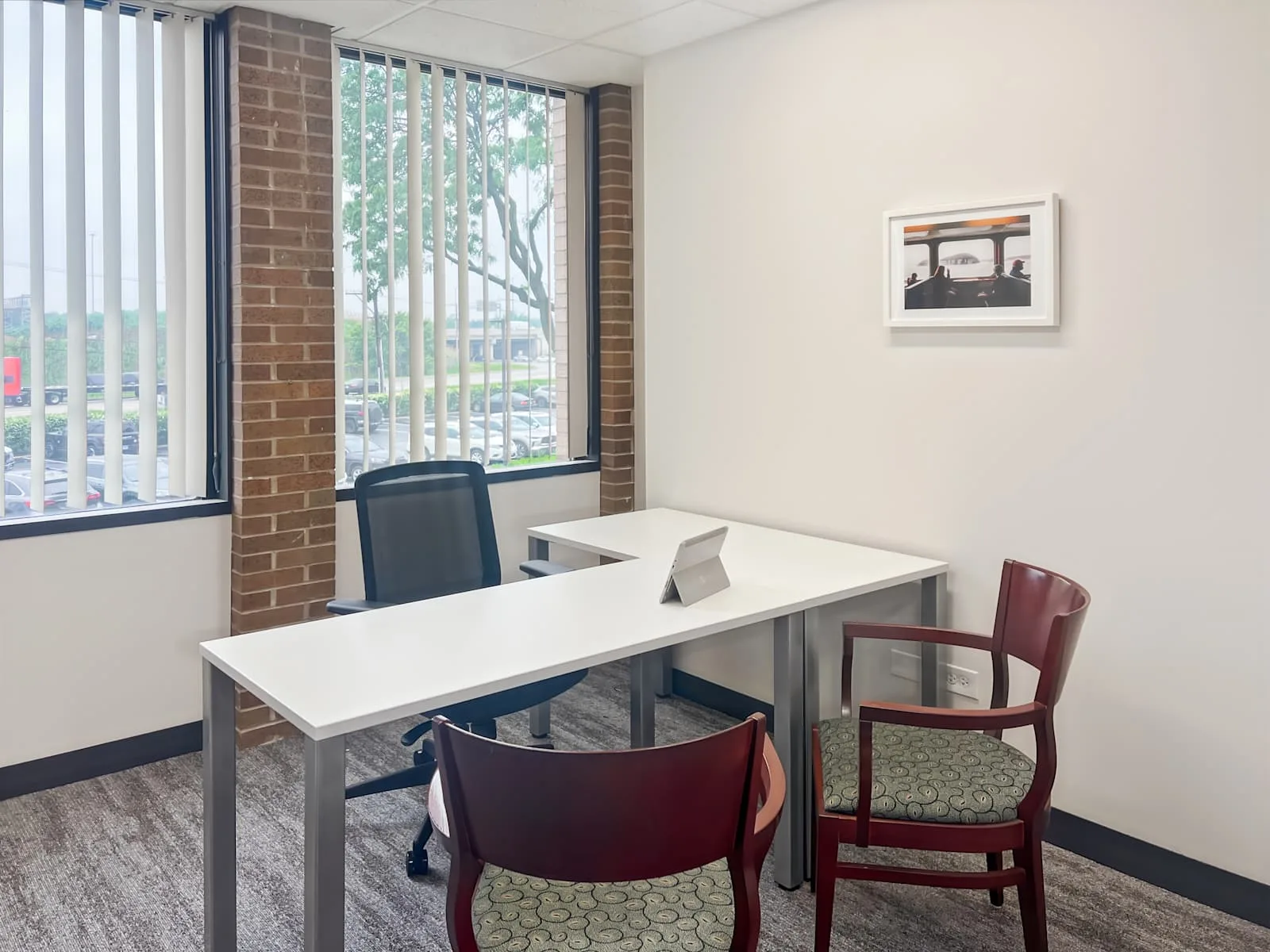 Regus IL, Des Plaines - River Rd, Private office, 1 desk, Des Plaines, IL