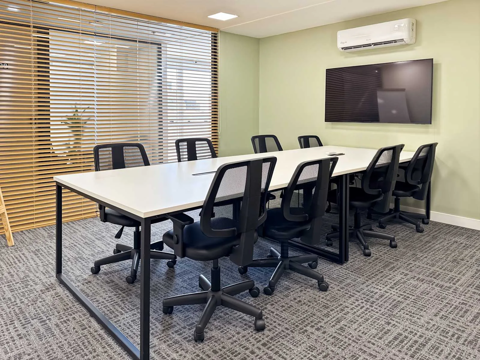 Regus Porto Alegre, Três Figueiras, Sala de reuniões para 8 pessoas, Porto Alegre