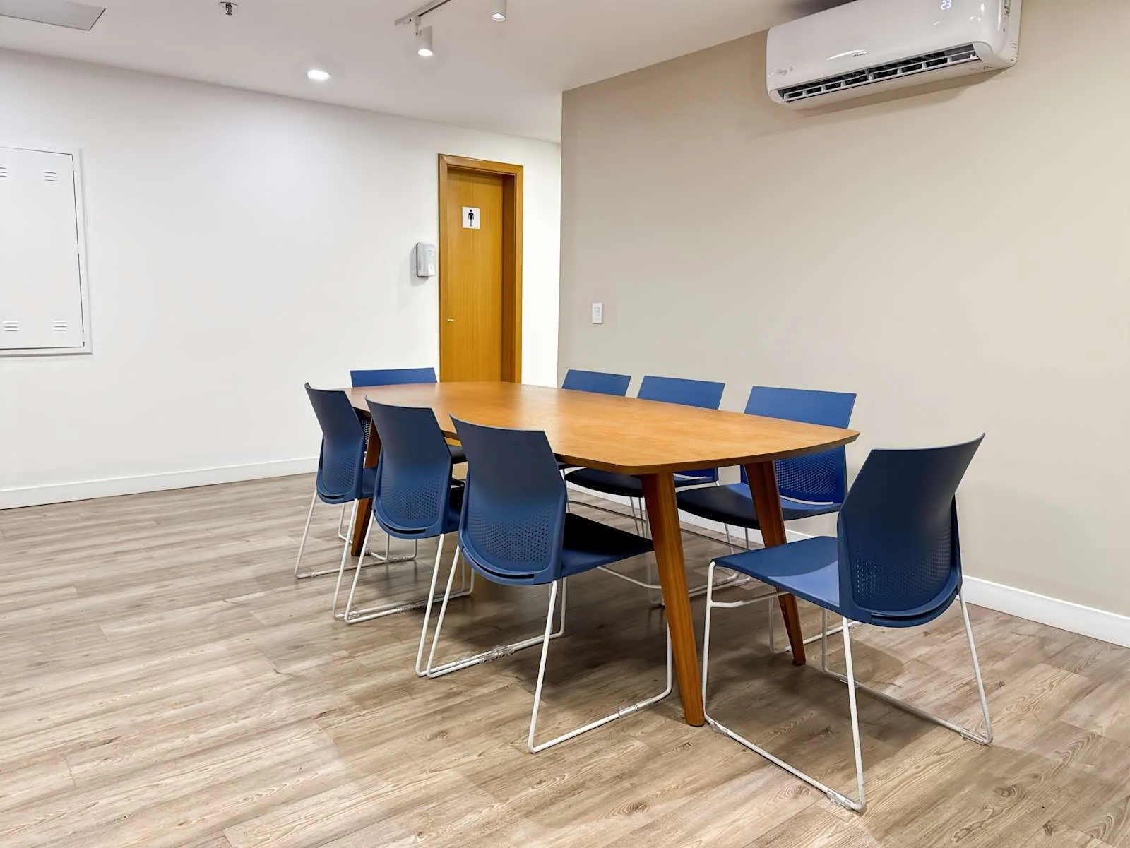 Regus Porto Alegre, Três Figueiras, Sala de reuniões para 8 pessoas, Porto Alegre