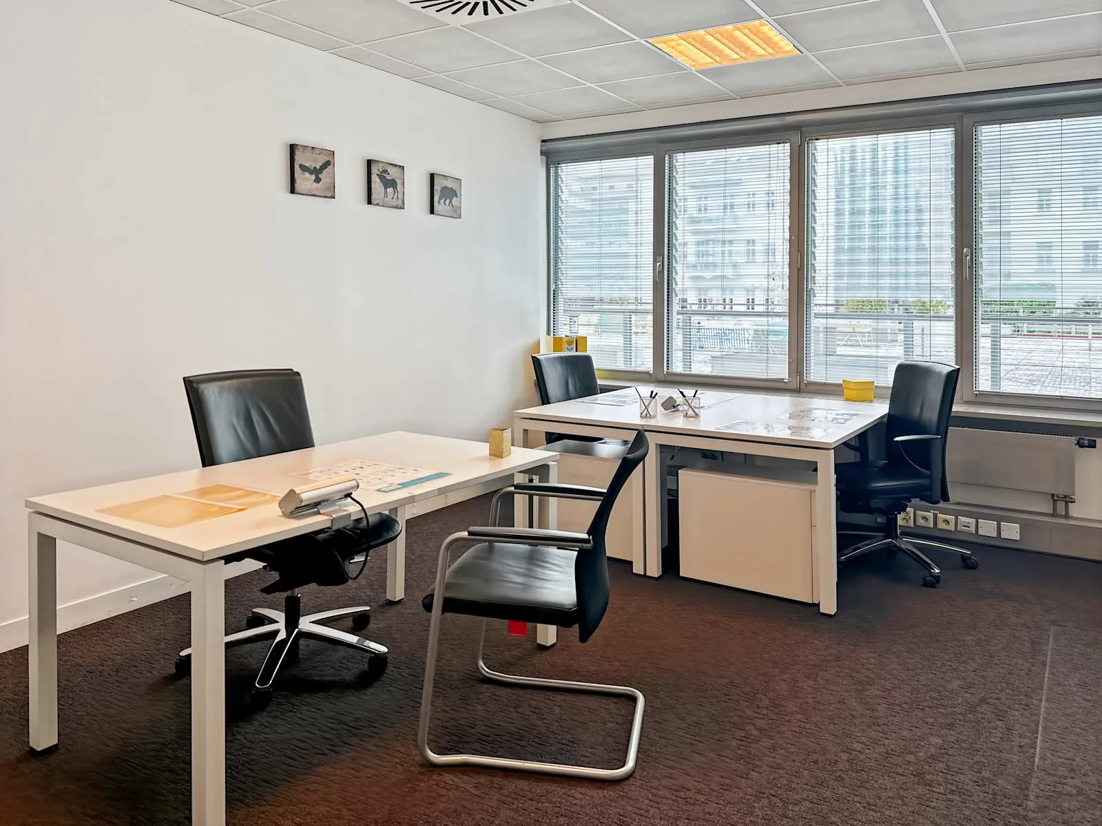 Regus Prague, Zlaty Andel, Samostatná kancelář s 3 pracovními místy, Praha