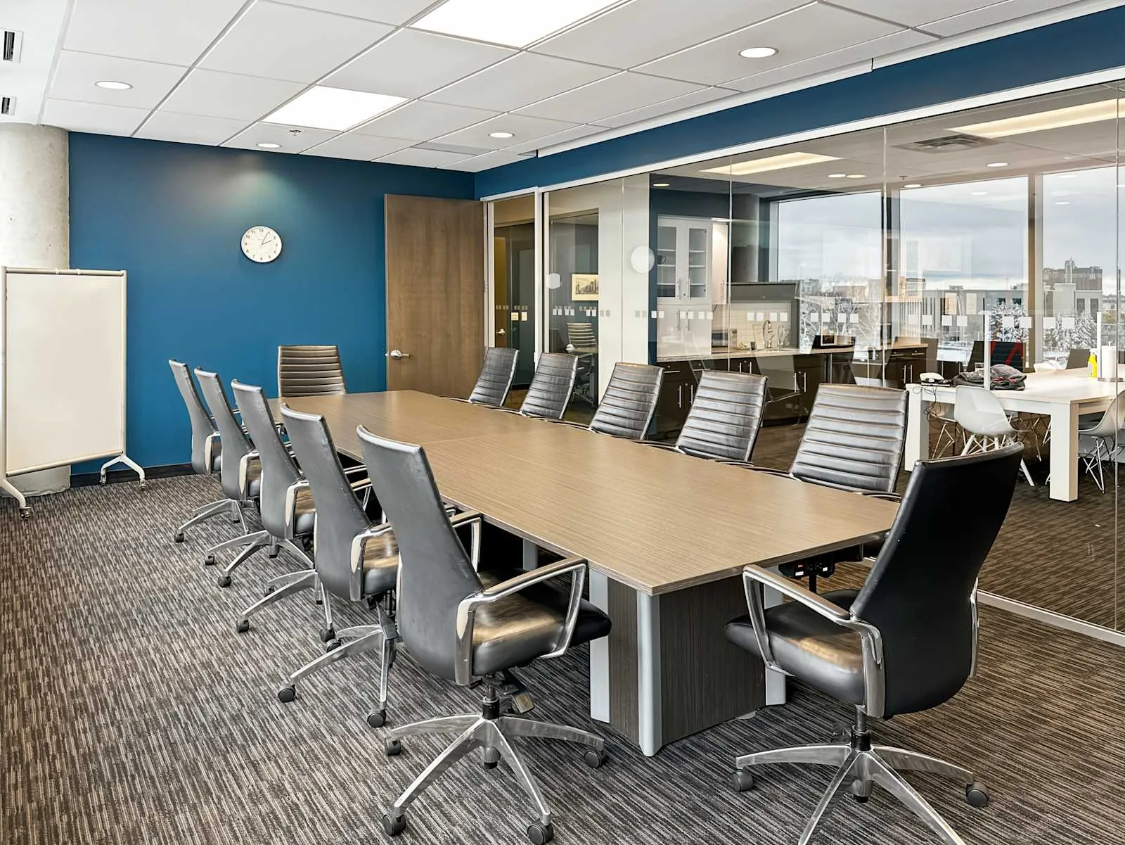 Regus QC, Laval - St. Martin, Meeting room for 12 people, Laval, QC