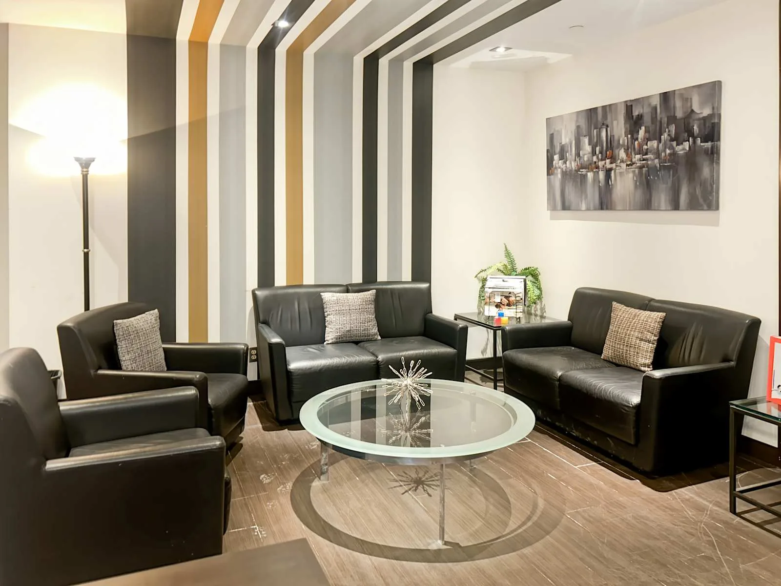 Regus QC, Montreal - Cathcart & McGill, Lounge, Montreal, QC