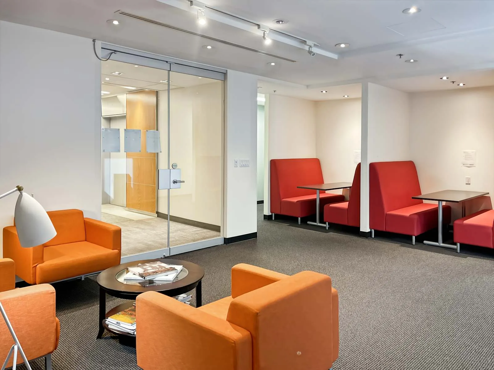 Regus QC, Montreal - Place d'Armes, Lounge, Montreal, QC