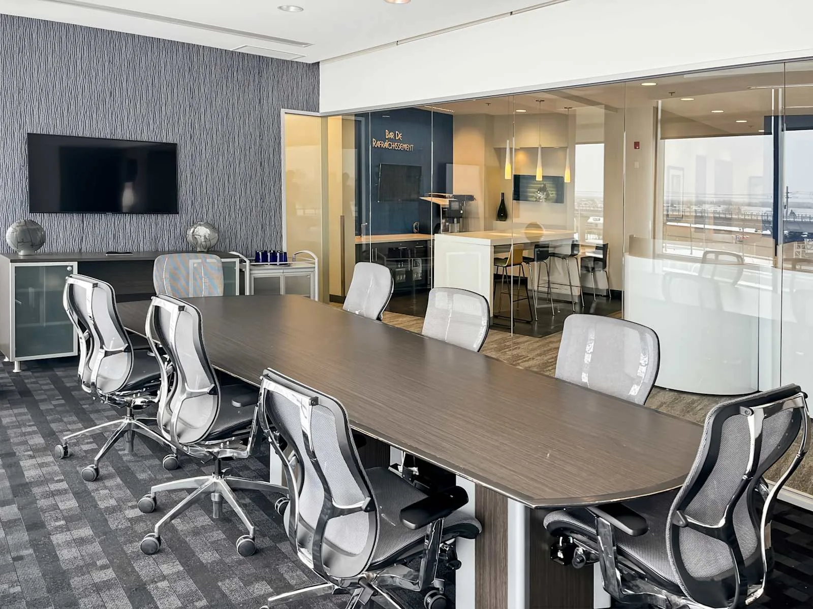 Regus QC, Montreal, Pointe Claire – Montreal Airport, Salle de réunion 8 personnes, Pointe-Claire, QC