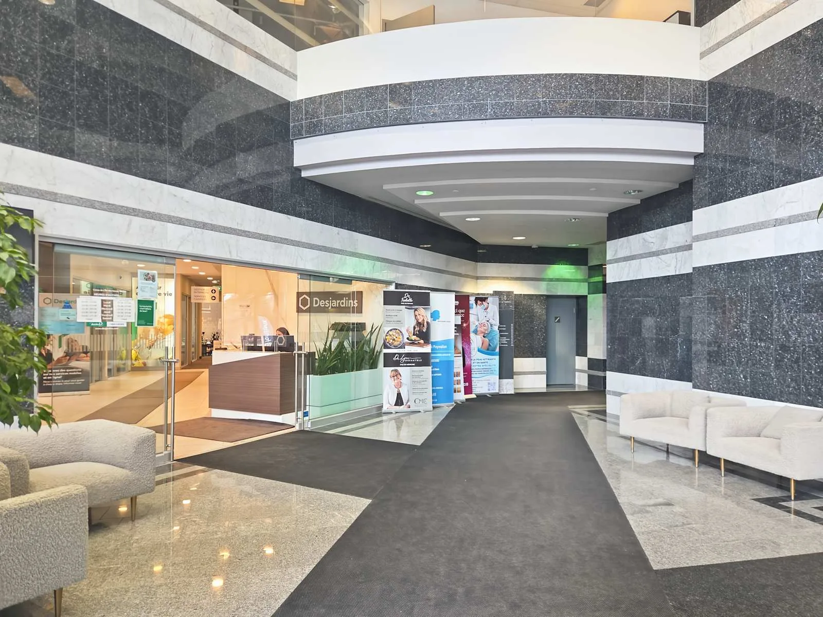 Regus QC, Verdun - Pl Du Commerce, Reception, Verdun, QC