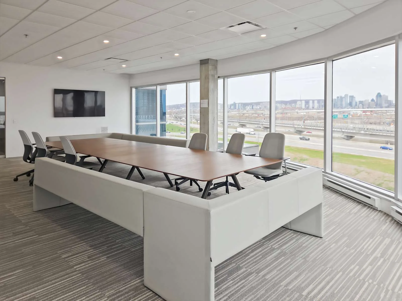 Regus QC, Verdun - Pl Du Commerce, Meeting room for 6 people, Verdun, QC