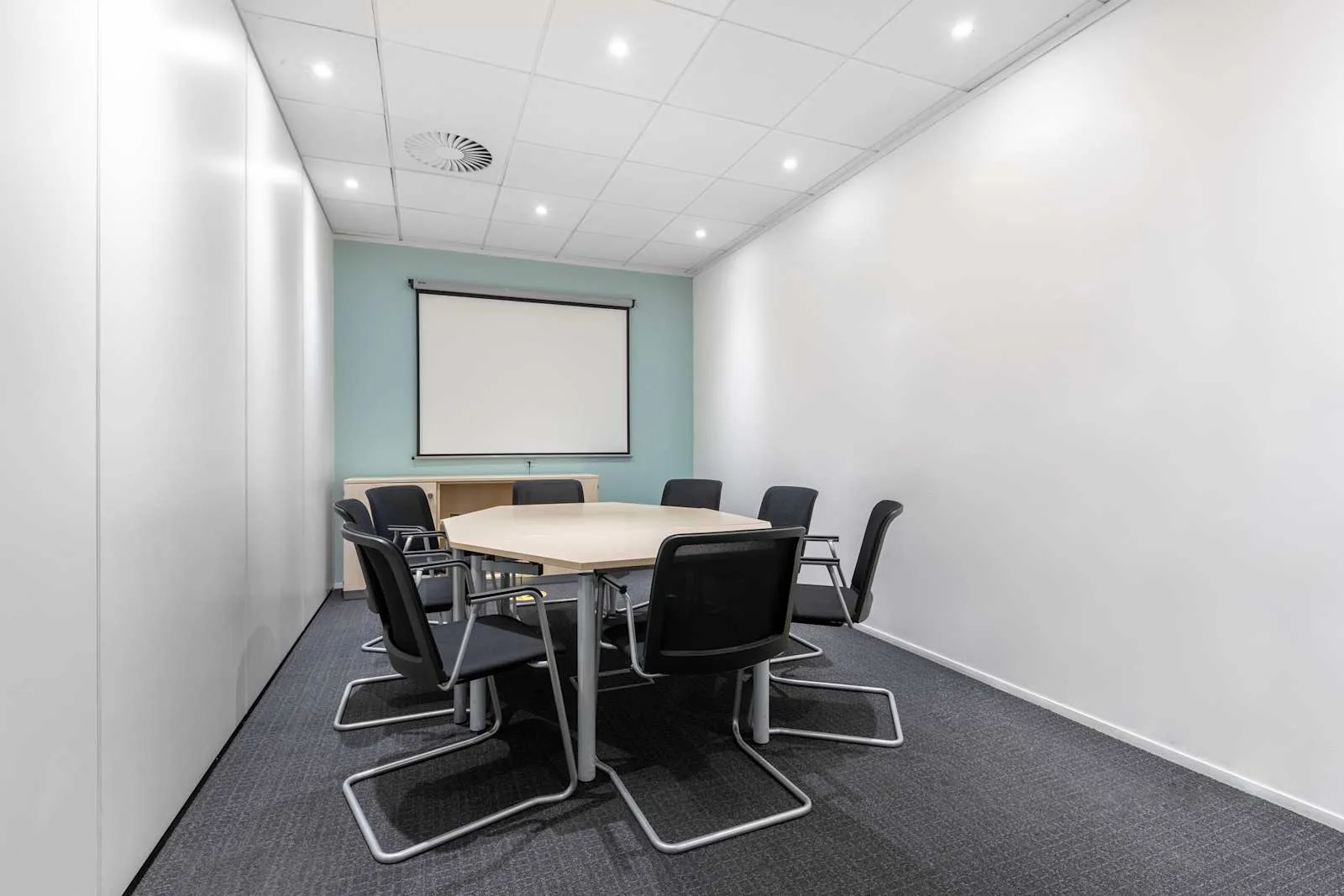 Regus REIGATE, London Road, Meeting room for 8 people, Redhill