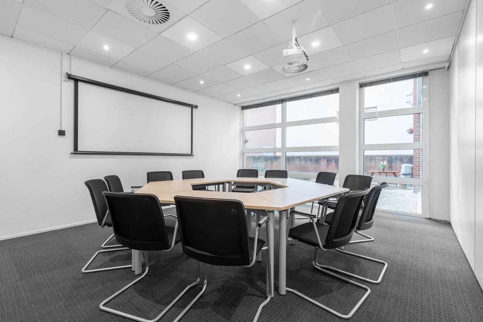 Regus REIGATE, London Road, Meeting room for 12 people, Redhill