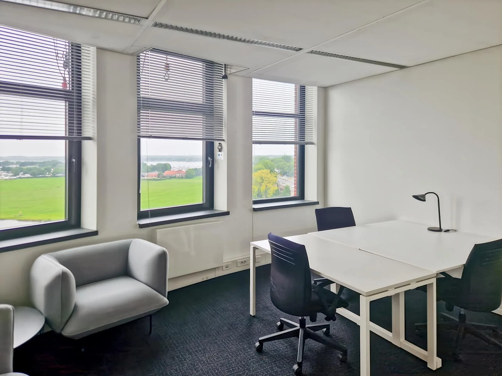 Regus ROERMOND, Looskade, Privékantoor met 3 werkplekken, Roermond