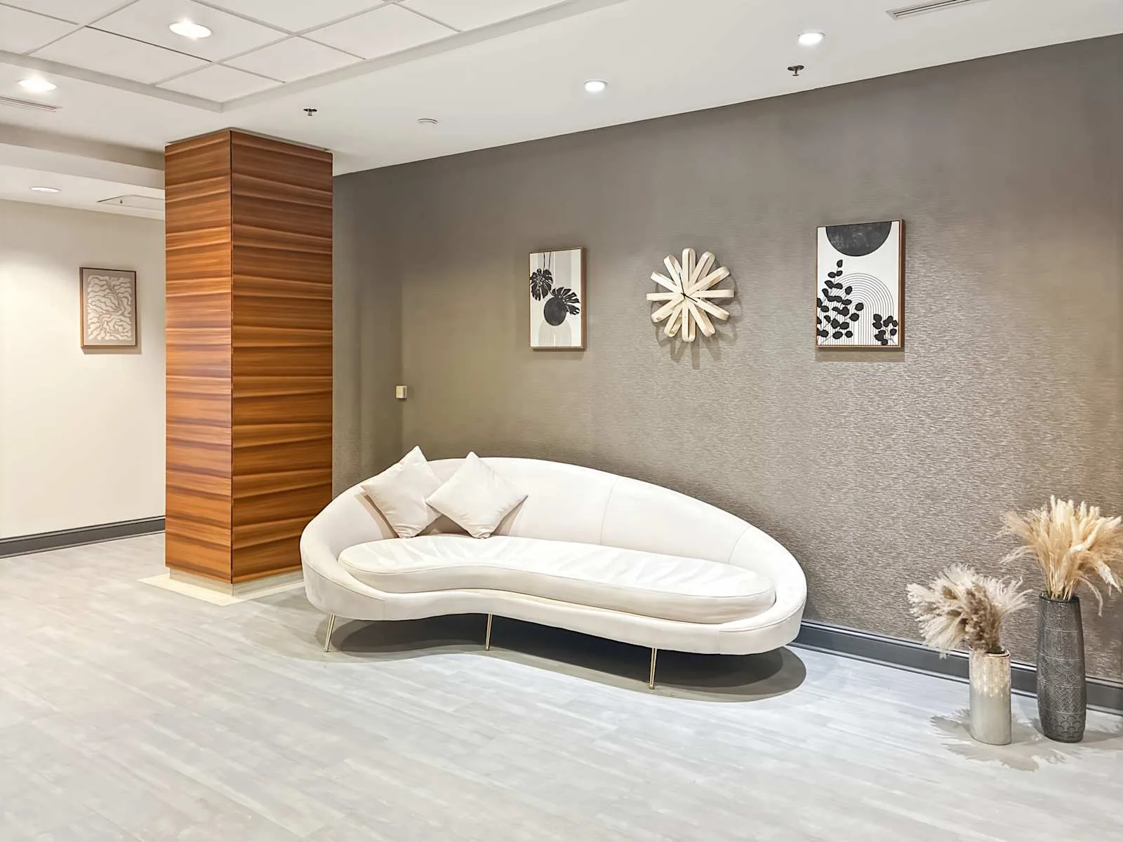 Regus SC, Columbia - 1501 Main St, Lounge, Columbia, SC