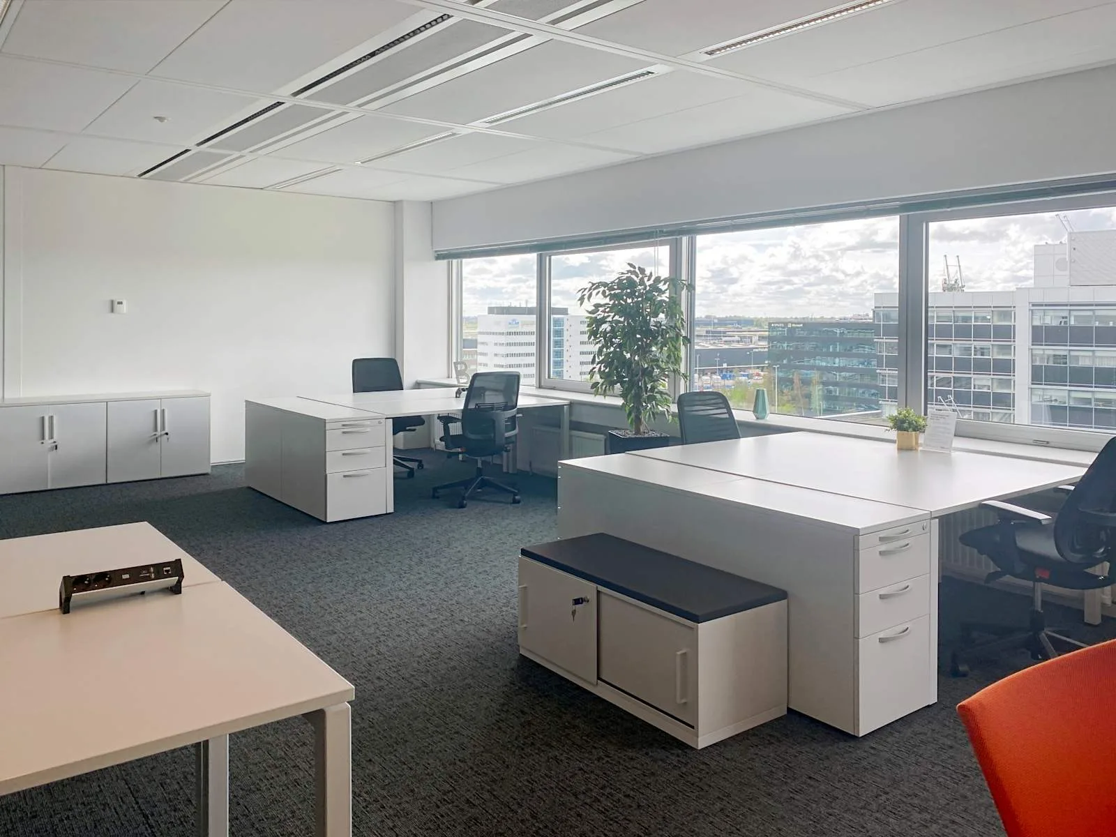 Regus SCHIPHOL, The Base, Privékantoor met 4 werkplekken, Schiphol