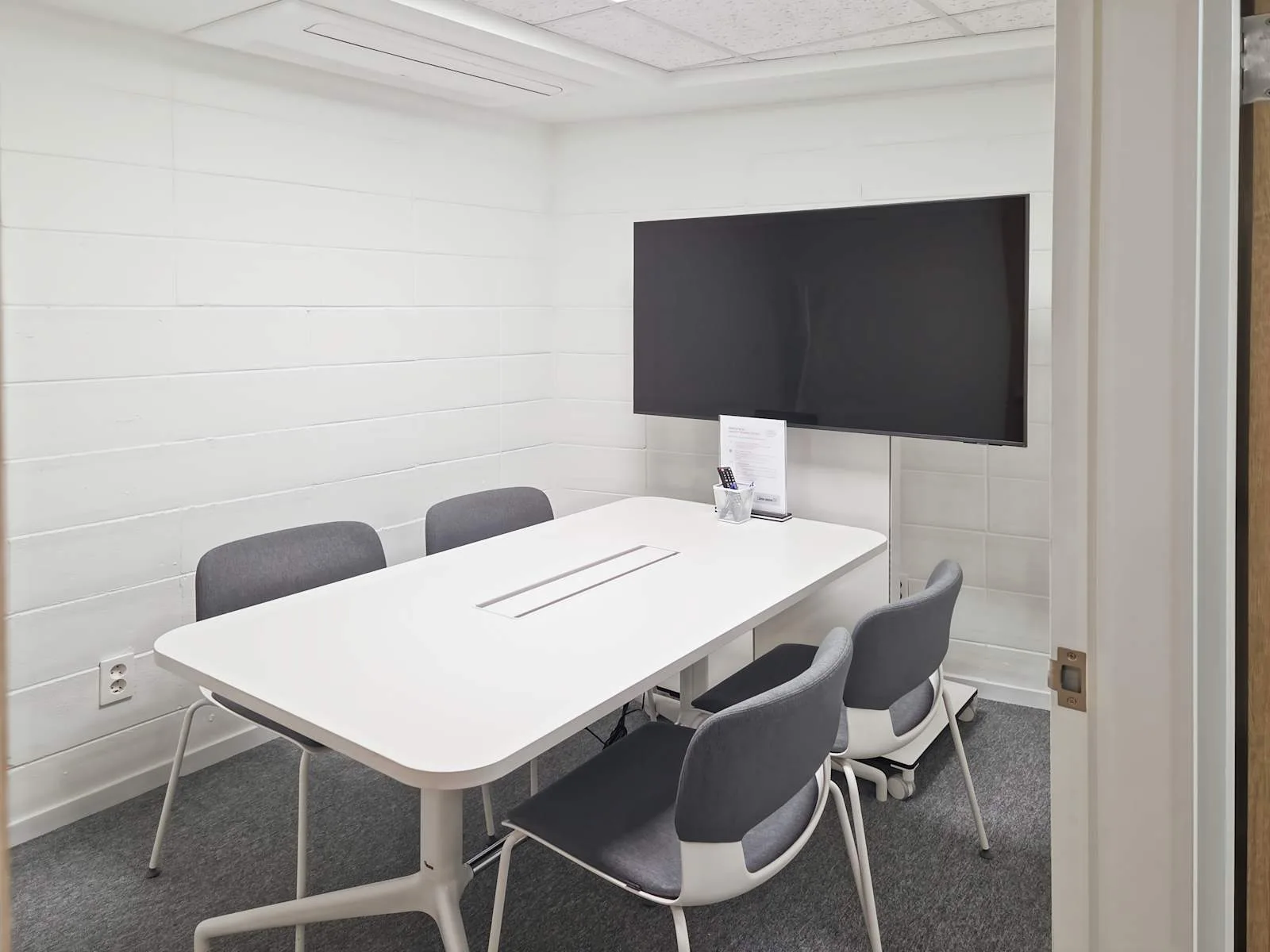 Regus Seoul, Itaewon Bluesky, Meeting room for 4 people, Seoul