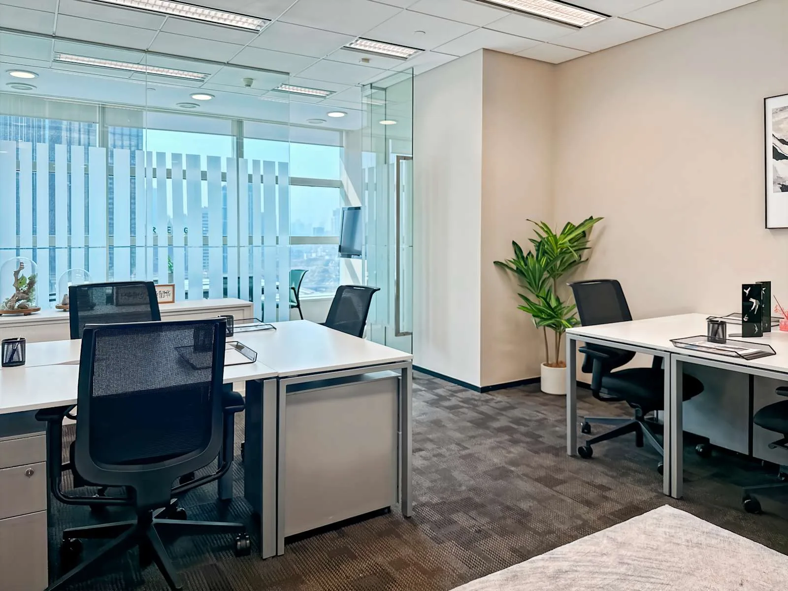 Regus SHANGHAI, Plaza 66、5个工位的独立办公室、上海市