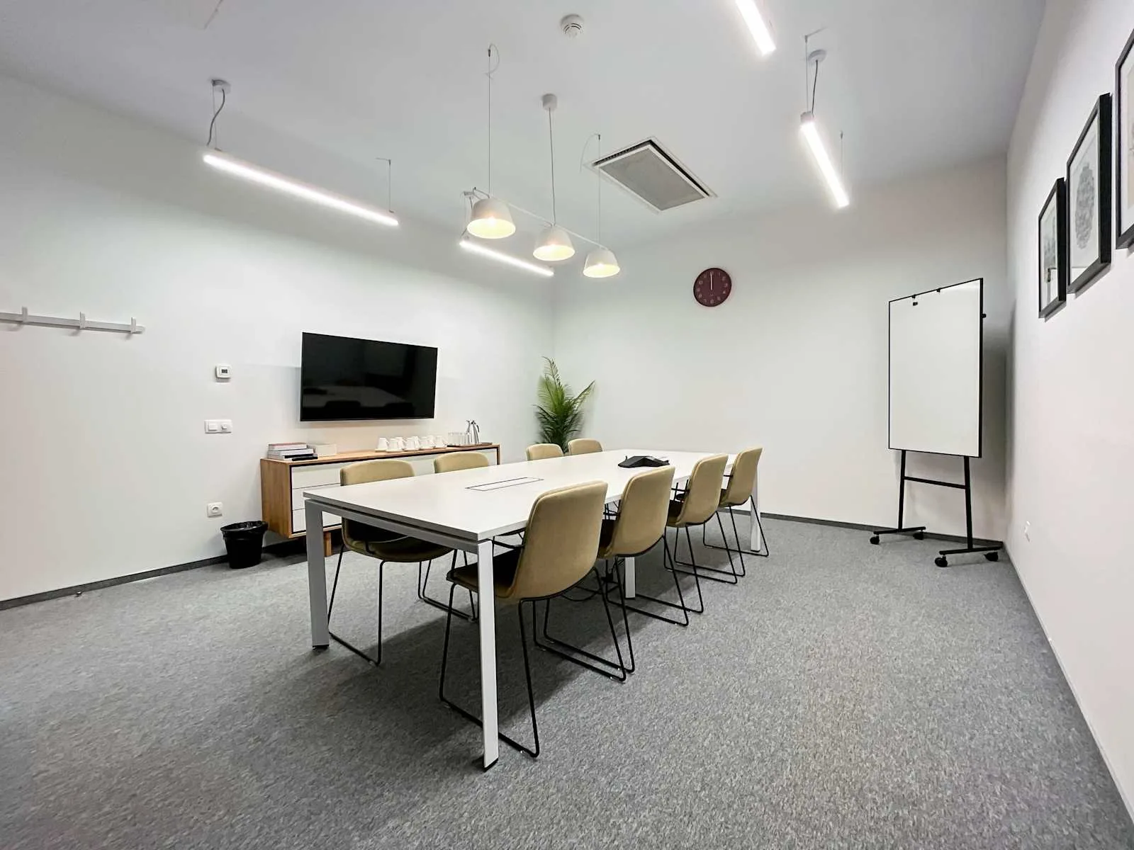 Regus Sofia, Christopher Columbus (EUR), Заседателна зала за 8 души, Sofia