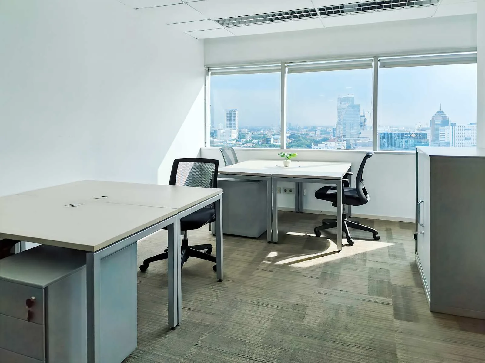 Regus Surabaya, Sinarmas Land Plaza, Private office, 4 desks, Surabaya