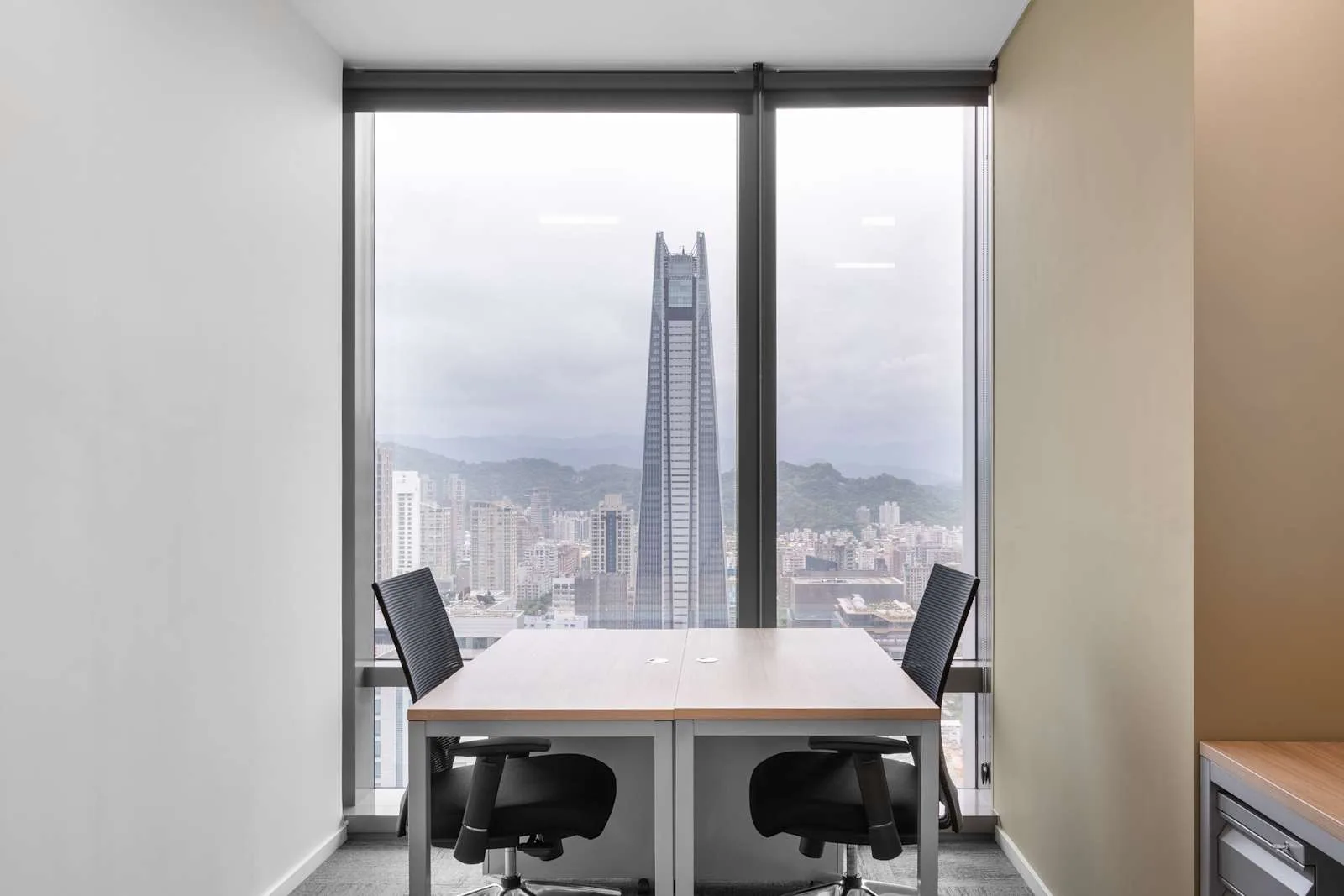 Regus TAIPEI, Landmark, Private office, 2 desks, Taipei