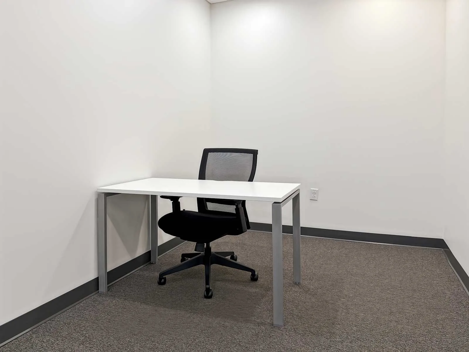 Regus VA, Norfolk - 25th St., Private office, 1 desk, Norfolk, VA
