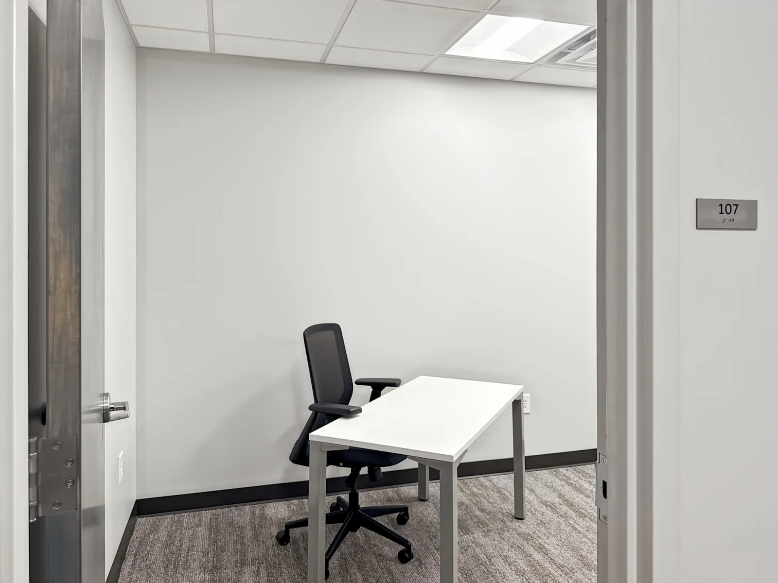 Regus VA, Virginia Beach - Constitution Dr, Private office, 1 desk, Virginia Beach, VA