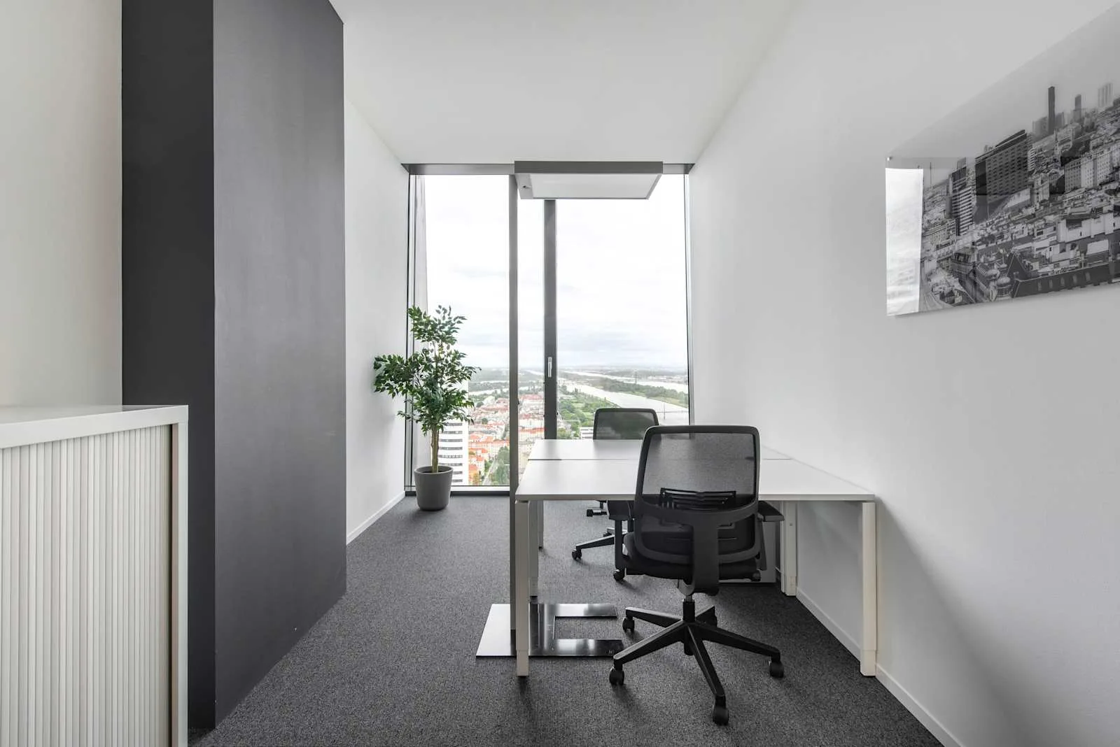 Regus VIENNA, DC Tower, Privatbüro mit 2 Arbeitsplätzen, Wien