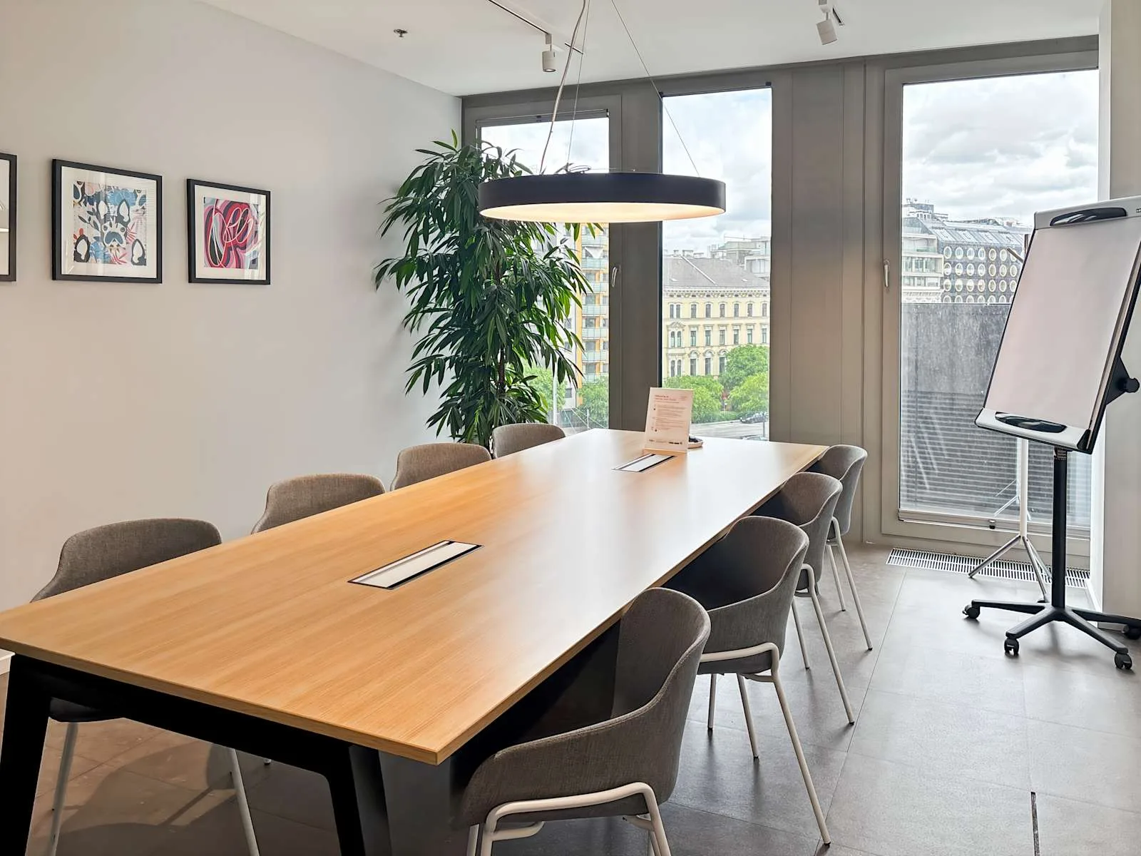 Regus VIENNA, Icon Tower, Meeting room for 10 people, Vienna