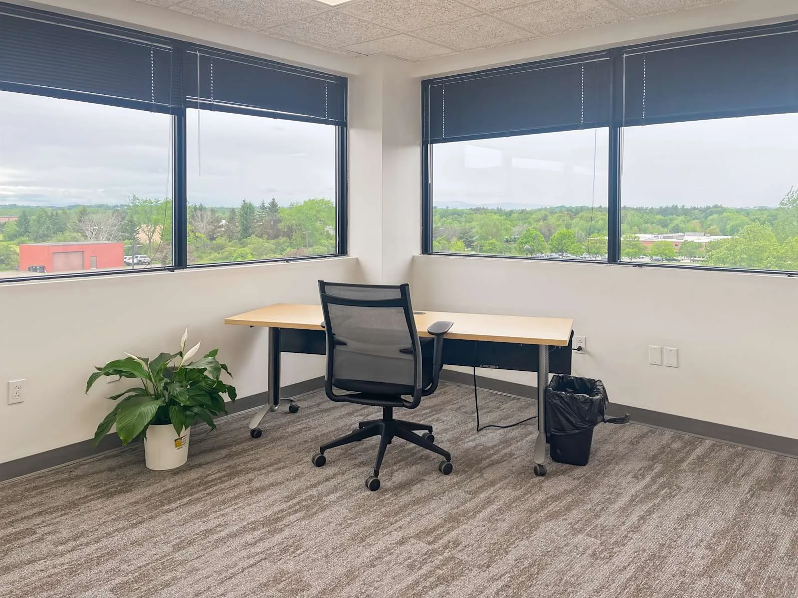 Regus VT, Williston - Interstate Corporate Ctr, Private office, 1 desk, Williston, VT