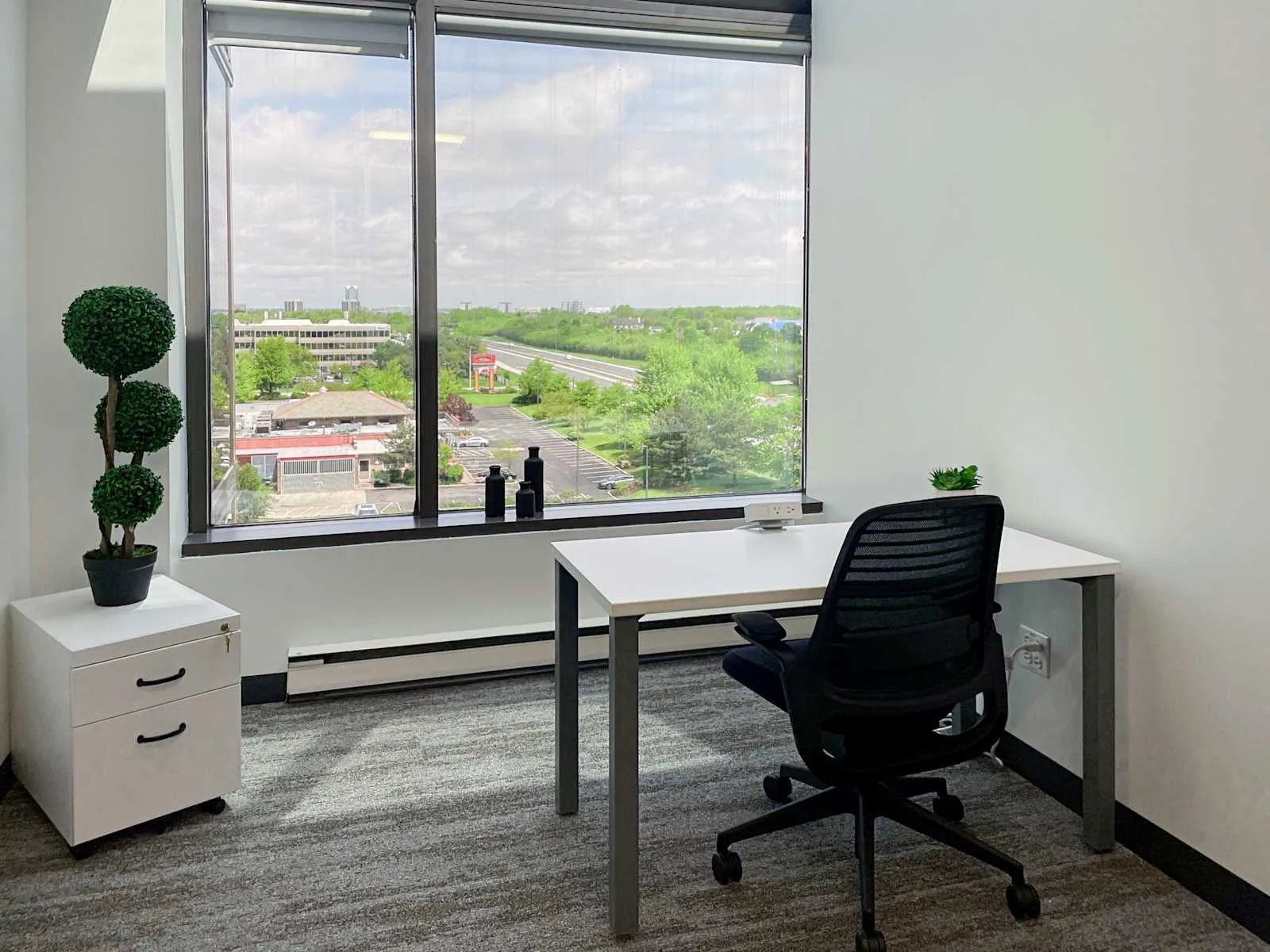 Regus IL, Westmont - Oakmont Plaza Dr, Private office, 1 desk, Westmont, IL