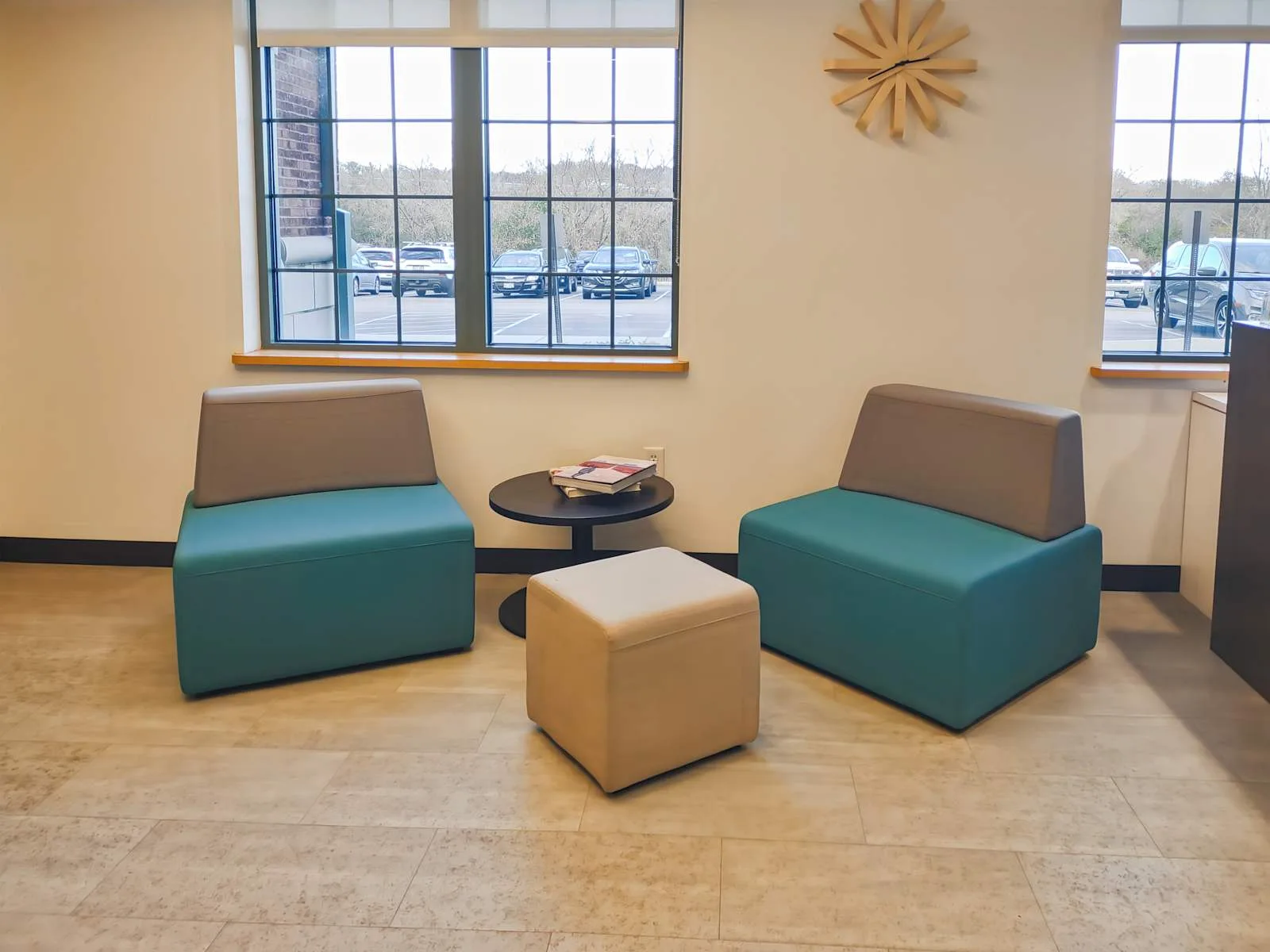 Regus WI, Delafield - Sun Valley Dr, Lounge, Delafield, WI