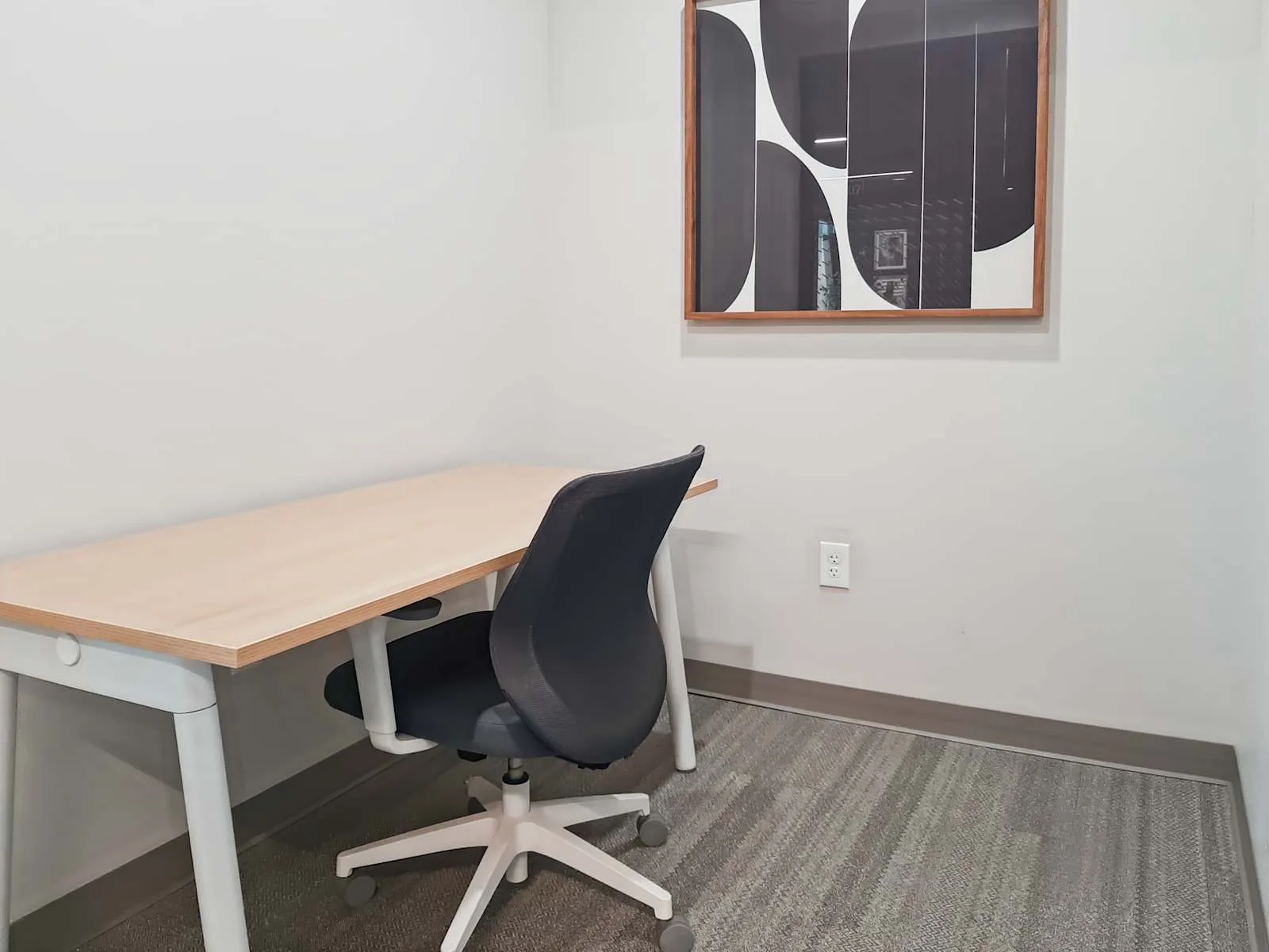 Regus WI, Milwaukee - S 1st Street, Private office, 1 desk, Milwaukee, WI